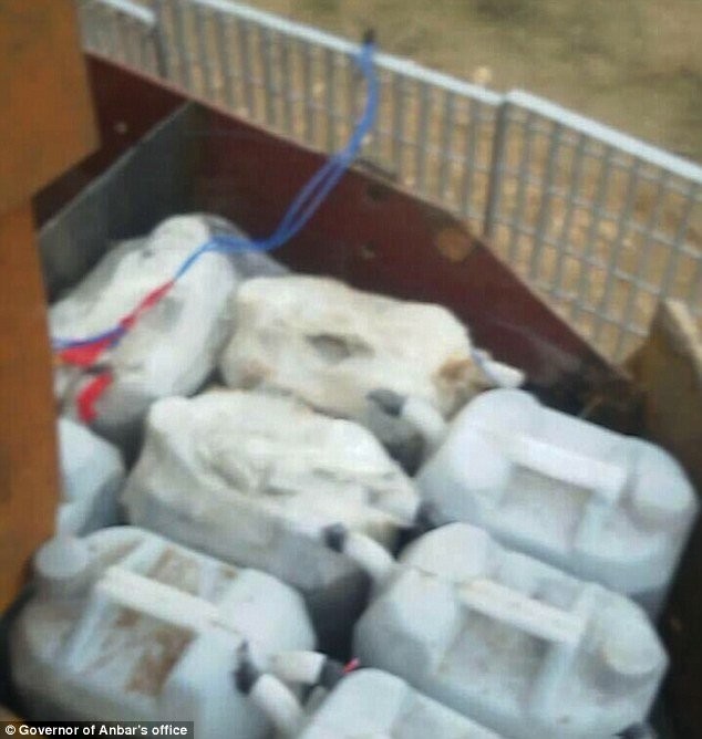 IS đánh bom tự sát bằng xe ủi ảnh 1