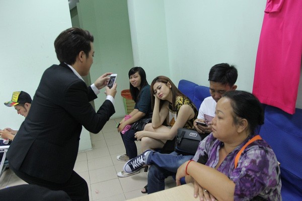 Hoài Linh phờ phạc cạo râu trong hậu trường "Ơn giời" ảnh 21