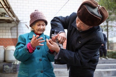 Vợ chồng già được người giấu mặt tặng nhẫn kim cương giá 70 triệu ảnh 1