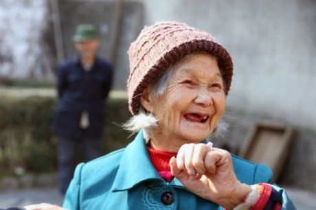 Vợ chồng già được người giấu mặt tặng nhẫn kim cương giá 70 triệu ảnh 2