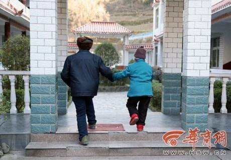 Vợ chồng già được người giấu mặt tặng nhẫn kim cương giá 70 triệu ảnh 4