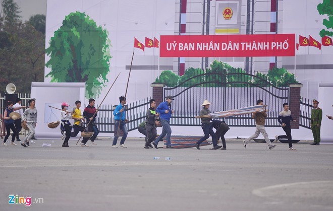 Tình huống thực binh chống bạo động bảo vệ Đại hội Đảng ảnh 3