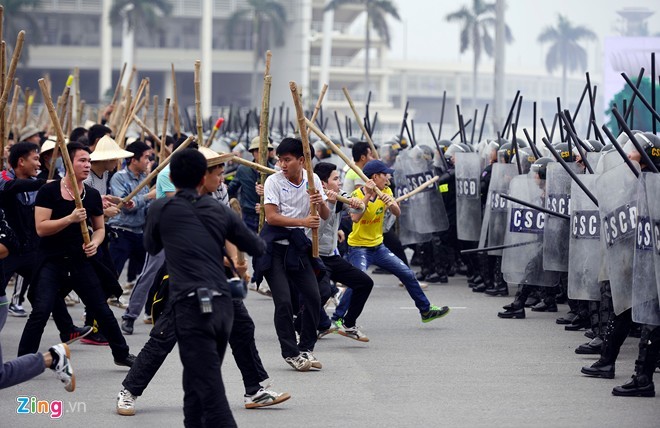 Tình huống thực binh chống bạo động bảo vệ Đại hội Đảng ảnh 8