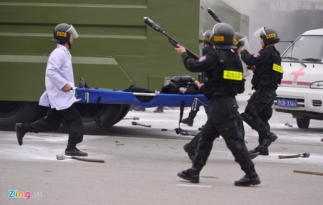 Tình huống thực binh chống bạo động bảo vệ Đại hội Đảng ảnh 15