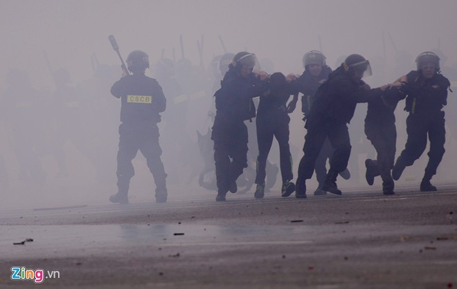 Tình huống thực binh chống bạo động bảo vệ Đại hội Đảng ảnh 17