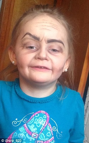 Ngắm cô bé 3 tuổi xinh đẹp có khuôn mặt giống bà lão 80 ảnh 2