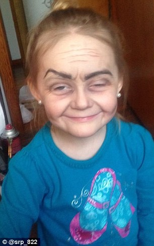 Ngắm cô bé 3 tuổi xinh đẹp có khuôn mặt giống bà lão 80 ảnh 3