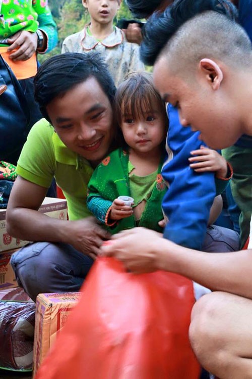 Cô bé vùng cao có khuôn mặt thiên thần được "săn lùng" ảnh 5