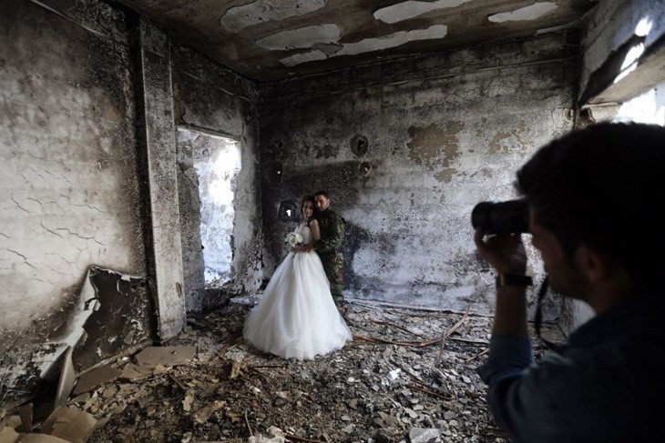 Xúc động ảnh cô dâu chú rể giữa Syria hoang tàn ảnh 2