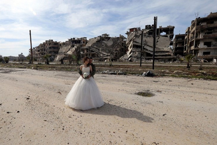 Xúc động ảnh cô dâu chú rể giữa Syria hoang tàn ảnh 7
