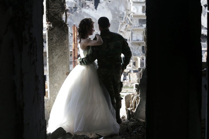 Xúc động ảnh cô dâu chú rể giữa Syria hoang tàn ảnh 8