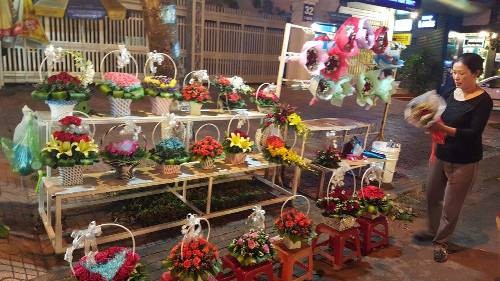 Valentine năm nay: “Đại hạ giá” hoa và quà vẫn ế ảnh 1