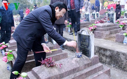 Chủ tịch nước dâng hương đài liệt sỹ bảo vệ biên giới phía Bắc ảnh 2