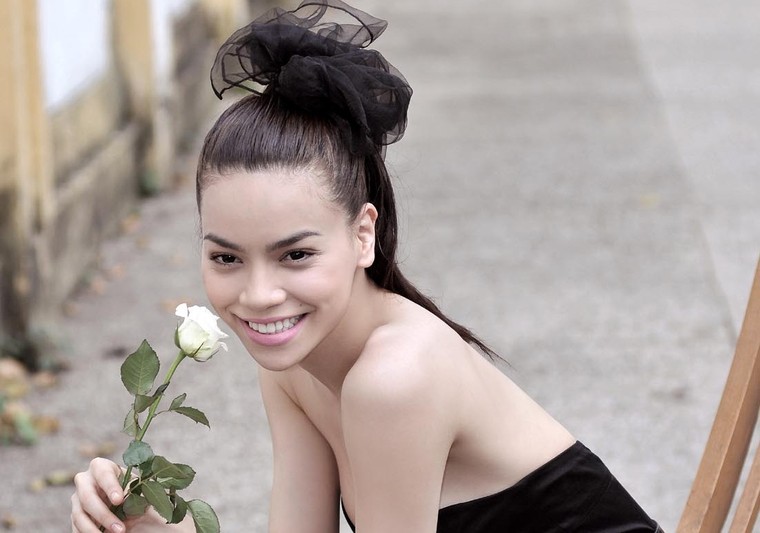 Hà Hồ có xứng để những cô gái mang khao khát đổi đời thần tượng? ảnh 1