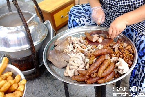 Tới Sài Gòn thưởng thức cháo lòng hơn 80 năm tuổi ảnh 1