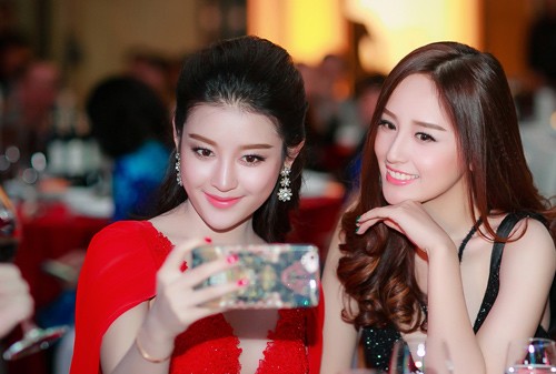 Mai Phương Thúy trễ nải vòng một 'quá khổ' lấn át Á hậu Huyền My ảnh 4