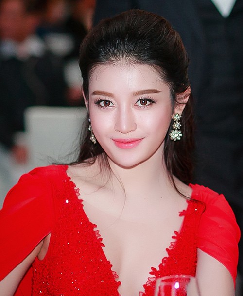 Mai Phương Thúy trễ nải vòng một 'quá khổ' lấn át Á hậu Huyền My ảnh 5