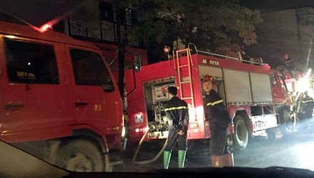 Hà Nội: Nhà 3 tầng cháy rừng rực giữa đêm ảnh 1