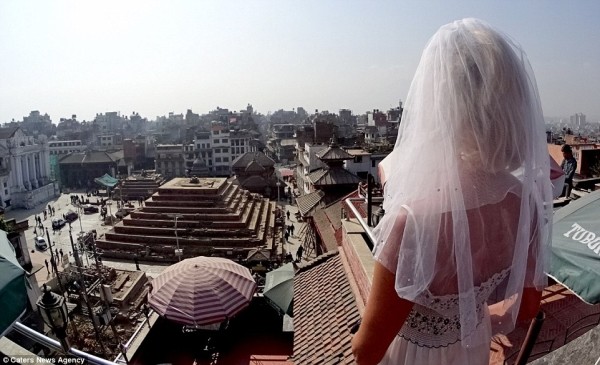 Cô dâu mặc váy cưới đi du lịch khắp Châu Âu một mình ảnh 6