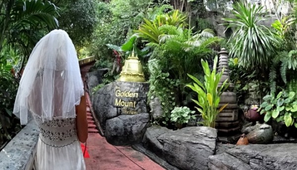 Cô dâu mặc váy cưới đi du lịch khắp Châu Âu một mình ảnh 5