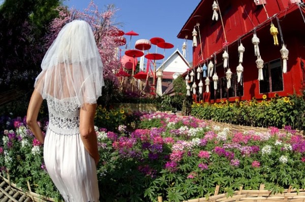 Cô dâu mặc váy cưới đi du lịch khắp Châu Âu một mình ảnh 12