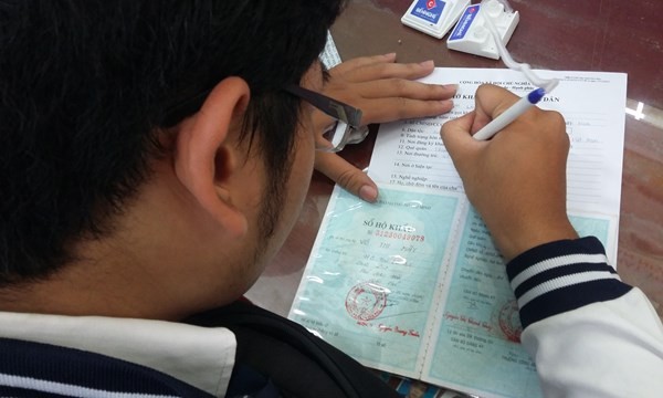 Nam sinh làm thẻ căn cước không nhuộm tóc, đeo bông tai ảnh 1
