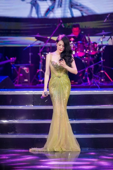 Mãn nhãn 8 bộ váy trong đêm 'Giữ lại hạnh phúc' của Thu Phương ảnh 5