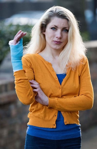 Bức xúc với thủ tục an ninh, nữ du khách tụt váy giữa sân bay ảnh 2