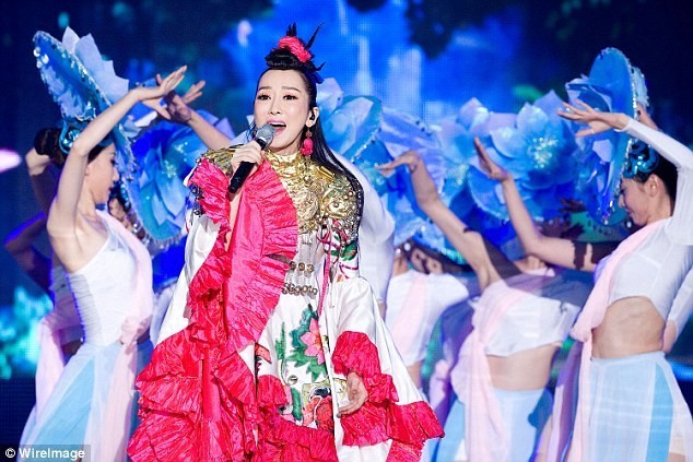 Ca sĩ Trung Quốc ‘ê mặt’ vì cầm mic ngược hát nhép trên ti vi ảnh 3