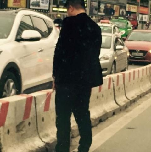 Công an truy tìm 'quý ông' dừng ô tô đi vệ sinh giữa đường ảnh 2