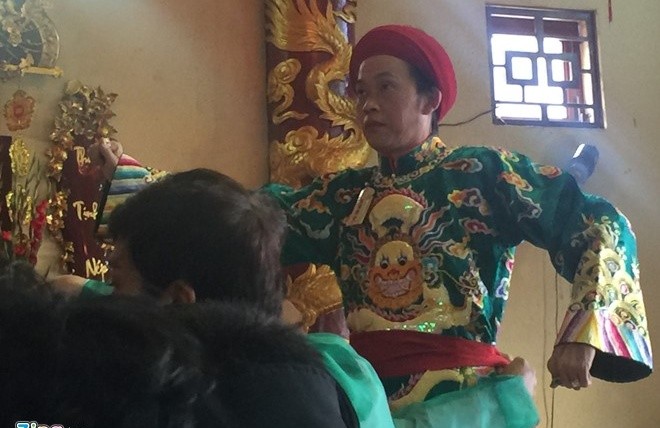 Hoài Linh hầu đồng sau khi bị hãm hại vụ đền thờ Tổ bị dỡ bỏ ảnh 1