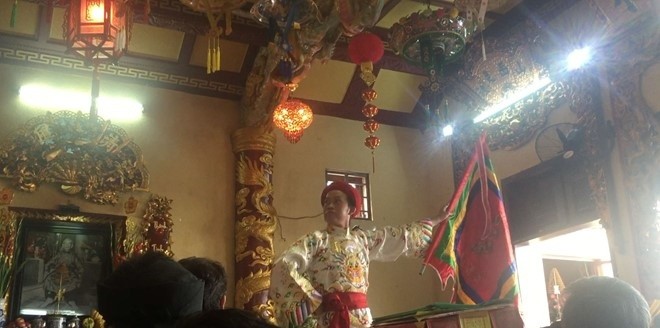 Hoài Linh hầu đồng sau khi bị hãm hại vụ đền thờ Tổ bị dỡ bỏ ảnh 6