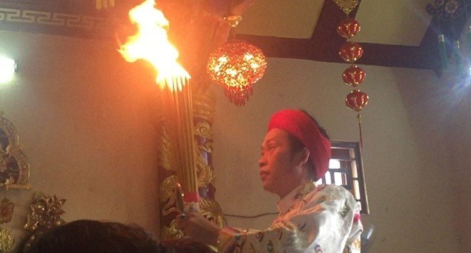 Hoài Linh hầu đồng sau khi bị hãm hại vụ đền thờ Tổ bị dỡ bỏ ảnh 5