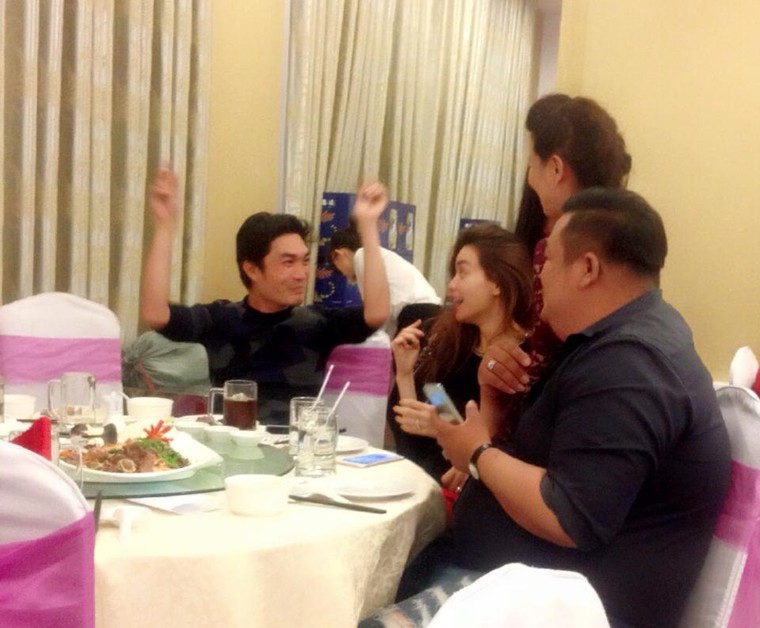 Hồ Ngọc Hà ăn uống, cười tươi giữa scandal 10 nhãn hàng tẩy chay ảnh 3