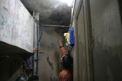 Sống trong sợ hãi dưới chung cư nghiêng dọa sập ở Thủ đô ảnh 2