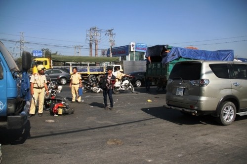 Xe ben 'húc' 7 xe máy khiến nhiều người bị thương ảnh 7