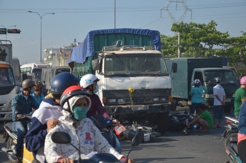 Xe ben 'húc' 7 xe máy khiến nhiều người bị thương ảnh 5
