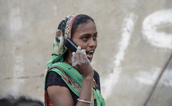 Kì quái phụ nữ chưa kết hôn bị cấm sử dụng điện thoại di động ảnh 1