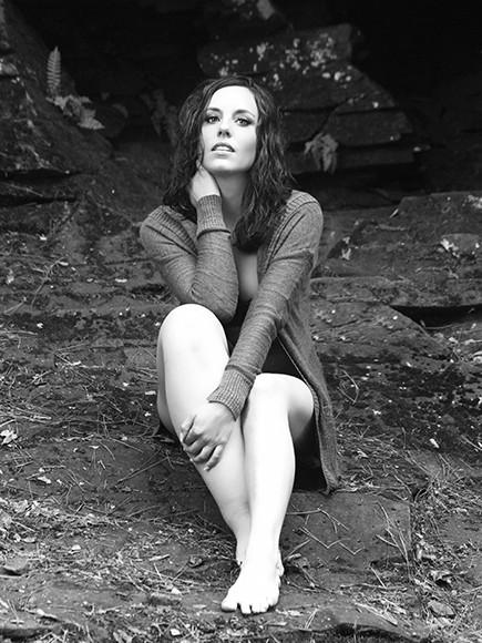 Cô gái trẻ mắc chứng bệnh chân to bất thường ảnh 2