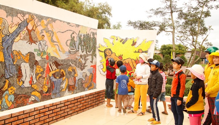 Giáo sư HQ quỳ gối xin lỗi hơn 1.000 người bị sát hại ở Bình Định ảnh 9