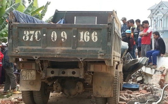 Xe tải kéo sập cổng làng do quên hạ ben, tài xế tử vong ảnh 1