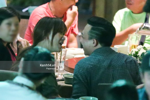 Trấn Thành và Hari Won hôn nhau say đắm giữa đêm ảnh 1