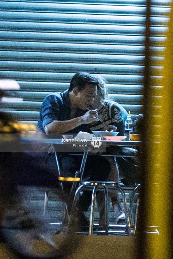 Trấn Thành và Hari Won hôn nhau say đắm giữa đêm ảnh 9