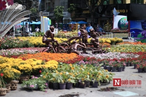 Đường hoa Nguyễn Huệ ngập tràn sắc xuân ngày khai hội ảnh 1