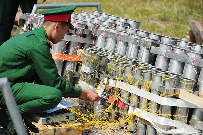 Trận địa pháo hoa lớn nhất đêm giao thừa ở Hà Nội ảnh 7