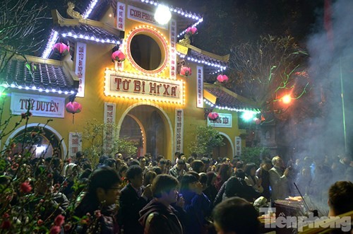 Người Hà Nội lễ chùa đầu năm mới Bính Thân 2016 ảnh 1