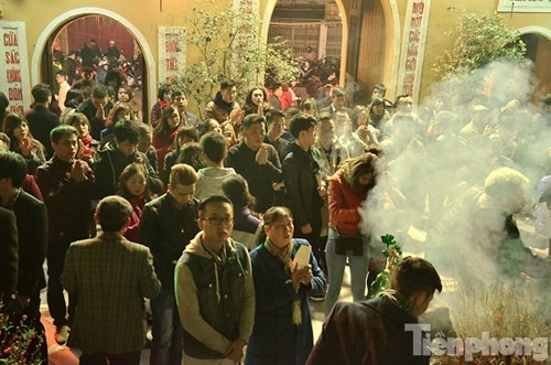 Người Hà Nội lễ chùa đầu năm mới Bính Thân 2016 ảnh 3
