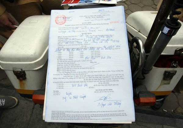 Bị 'đe' thôi học, trò mang mũ bảo hiểm chẳng thèm đội ảnh 5