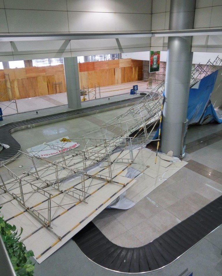 Sập giàn giáo tại nhà ga Tân Sơn Nhất, nhiều người hoảng loạn ảnh 1