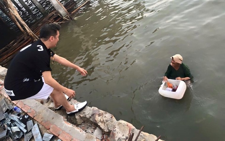 Hành động bất ngờ của Mr Đàm với 'bà ngoại ngâm mình mò ốc' ảnh 2